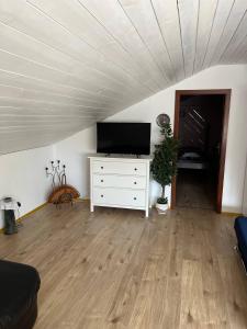 TV/Unterhaltungsangebot in der Unterkunft Rustikale Wohnung mit Garten