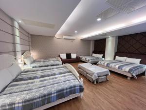 een hotelkamer met 2 bedden en een bank bij Love The Countryside B&B in Hualien