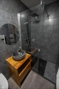 Φωτογραφία από το άλμπουμ του Chalet 24 pers sur la route du tour σε Huez