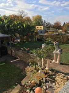 einen Garten mit einer Statue einer Katze auf einem Podest in der Unterkunft Rustikale Wohnung mit Garten in Allensbach