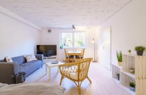 ein Wohnzimmer mit einem blauen Sofa und einem Tisch in der Unterkunft SummerBreak 3 Scharbeutz in Scharbeutz
