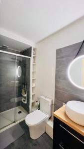 La salle de bains est pourvue de toilettes, d'un lavabo et d'une douche. dans l'établissement Les Appartements De Lina By LG Immo -Studio Abri-côtier - Self Check-In -, à La Grande Motte