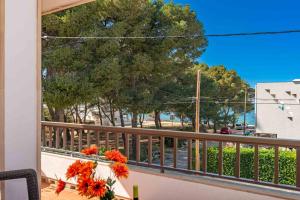 balcón con vistas a la calle y a los árboles en Villa Francesca en Puerto de Alcúdia