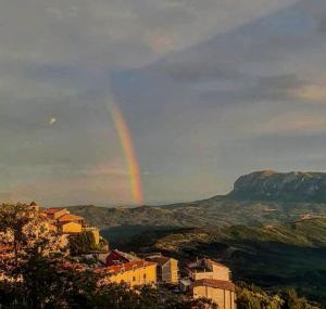 un arco iris en el cielo sobre una ciudad en Agriturismo Ai Monaci, en Montano Antilia