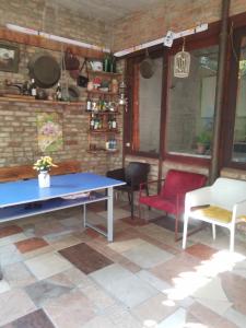 stół i krzesła w pokoju z ceglaną ścianą w obiekcie уиут w mieście Tbilisi City