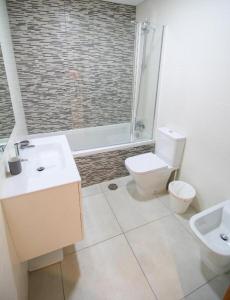 a bathroom with a toilet and a sink and a shower at Superb 2 Bed apartment with Roof Top Pool, close to Falesia Beach AT10 in Albufeira