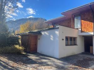 een wit huis met een garage en een deur bij Winklern Lodge in Kitzbühel