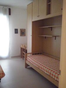 ein Schlafzimmer mit einem Etagenbett und einem Fenster in der Unterkunft Casa Mia in Sottomarina