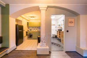 an archway leading into a kitchen with a column at Design Apartments - "Remise Blumberg" in Potsdam