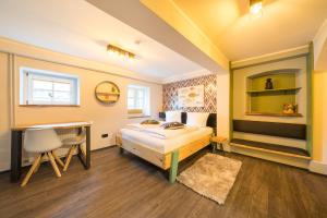 ein Schlafzimmer mit einem Bett und einem Schreibtisch. in der Unterkunft Design Apartments - "Remise Blumberg" in Potsdam