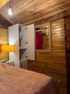 Schlafzimmer mit einem Bett und einem Spiegel in der Unterkunft Olympos Ceratonia Dağ evi in Kumluca