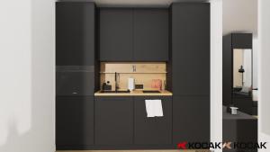 uma cozinha com armários pretos e uma bancada em KOCAK - Exklusives Apartment im Zentrum em Reutlingen