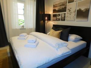 ein Schlafzimmer mit einem Bett mit Handtüchern darauf in der Unterkunft Cankar's Private Place in Ljubljana