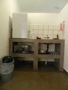 - une cuisine avec un plan de travail, un évier et un four micro-ondes dans l'établissement President Paul Kruger Guest Lodge, à Rustenburg