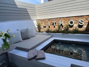 Bazén v ubytování Lithos Luxury Suites nebo v jeho okolí