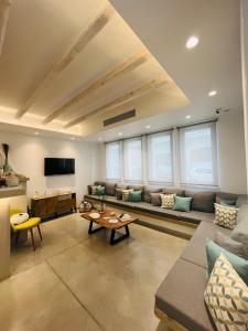 TV a/nebo společenská místnost v ubytování Lithos Luxury Suites