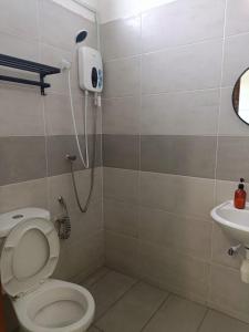 Cozy 4 bedrooms House by Mr Homestay, 3 mins to Kulim Landmark Centre في كوليم: حمام مع مرحاض ومغسلة