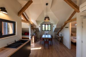 Kuchyň nebo kuchyňský kout v ubytování Hôtel du DOMAINE SAINT LOUP