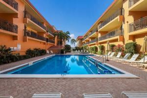een zwembad voor een gebouw bij Playa Encantada 214 Home in Holmes Beach