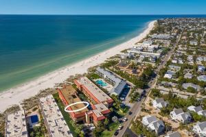 een luchtzicht op het strand en de appartementen bij Playa Encantada 214 Home in Holmes Beach