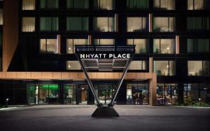 Znak, który czyta miejsce rycerskie przed budynkiem w obiekcie Hyatt Place Krakow w Krakowie
