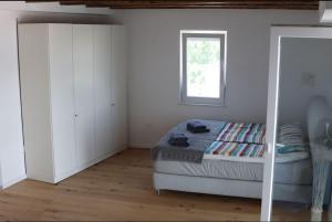 Un pat sau paturi într-o cameră la Apartmani Adi Tkon