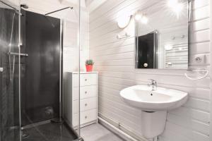 Un baño blanco con lavabo y ducha. en La Villa du Pré Sec - Grande Plage à proximité, en Barneville-Carteret 11 fotos más