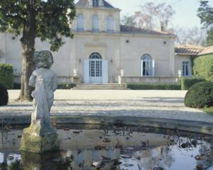 une statue en face d'un étang en face d'un bâtiment dans l'établissement ibis budget Bordeaux Centre Bastide, à Bordeaux