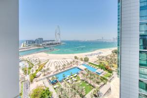 vista sulla spiaggia e sull'oceano da un edificio di Address JBR with Sea View & Maid Room - Mint Stay a Dubai
