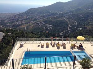 Výhled na bazén z ubytování Bektas Hill nebo okolí