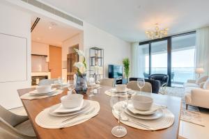 una sala da pranzo e un soggiorno con tavolo e sedie. di Address JBR with Sea View & Maid Room - Mint Stay a Dubai