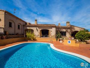 una piscina al aire libre frente a una casa en Villa Violeta, en Castillo de Aro