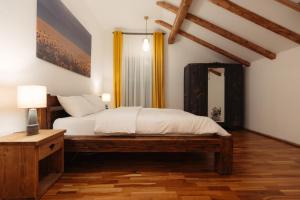 una camera con letto, tavolo e specchio di Old Town Casa 1901 a Baia Mare