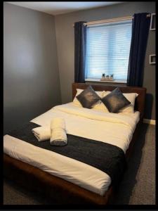 Voodi või voodid majutusasutuse Charming 3-Bed House in Gloucester toas