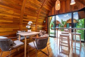 comedor con paredes de madera, mesa y sillas en Tropical Chalet 2BR Villa Pasak Paradise 1 with Private Pool, Laguna 10 min drive en Ban Pak Lak