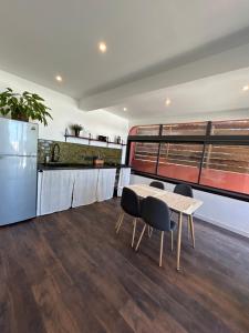 uma cozinha e sala de jantar com mesa e cadeiras em Mon Ti Piton em Saint-Leu