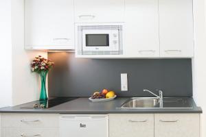 a kitchen with a sink and a bowl of fruit at Ona Internacional Apartments in Cambrils