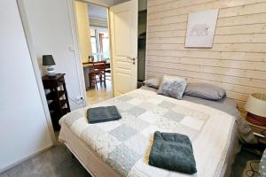 um quarto com uma cama com duas almofadas em Le Chalet Du Redon em Margencel