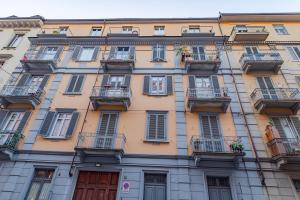 um edifício alto com janelas e varandas em Ca' Sineo em Turim