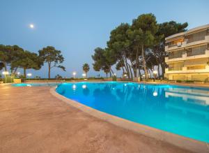 a large swimming pool in front of a building at Ona Internacional Apartments in Cambrils +15 photos