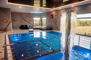 basen z wodospadem w domu w obiekcie Hotel Aquarius Restaurant Wellness Spa w Ciechocinku