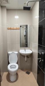 een badkamer met een toilet en een wastafel bij KUANTAN BESERAH BUDGET HOTEL in Kuantan