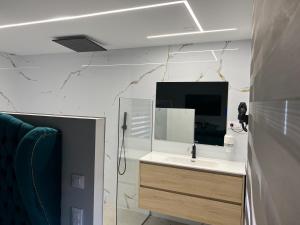 Televízia a/alebo spoločenská miestnosť v ubytovaní Hotel Cervantes