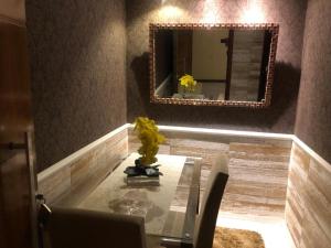 uma casa de banho com uma mesa de vidro e um espelho em HOTEL BIGSTAR em Salvador