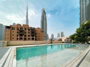 Bazén v ubytování cinematic&Chic Burj Khalifa &Fountain View 2BR APT nebo v jeho okolí