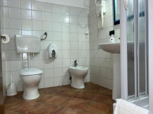 uma casa de banho com um WC e um lavatório em B&B Centro Storico em Caltanissetta