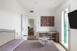 um quarto com uma cama, uma secretária e um quadro em Diana - Sirio- Aura Montegrotto Terme Lovely Apartments with Parking! em Montegrotto Terme
