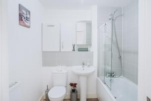 een badkamer met een toilet, een wastafel en een douche bij Deluxe 2 Bed Flat in Patchway near Aztec West and Cribbs Causeway Bristol in Bristol
