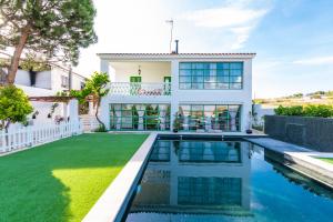 an exterior view of a house with a swimming pool at Villas en Toledo in Villaluenga