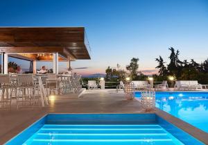 un complexe avec une piscine et un restaurant dans l'établissement Glavas Inn Hotel, à Gerakini